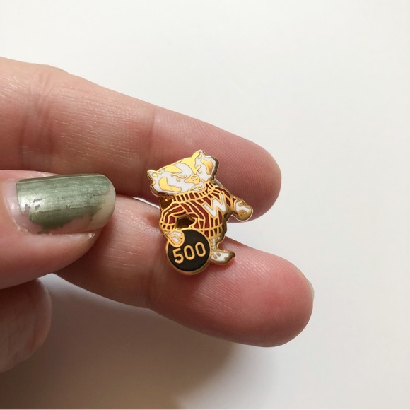 ❄️🎉YEAR END SALE!🎉❄️ Bucky Badger 500 bowling lapel pin Univ Wisconsin bowler - Picture 2 of 7